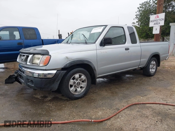 2000 Nissan Frontier XE z VIN 1N6DD26S3YC366567, wystawiony jako IAAI lot #42104187 z przebiegiem 98 223 mil mil oraz . Historia ofert i sprzedaży dostępna na DreamBid. Obrazek 2.