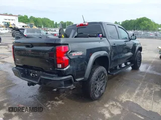 2024 Chevrolet Colorado 4WD Trail Boss z VIN 1GCPTEEK1R1247113, wystawiony jako IAAI lot #42099125 z przebiegiem Nie podano mil oraz . Historia ofert i sprzedaży dostępna na DreamBid. Obrazek 4.