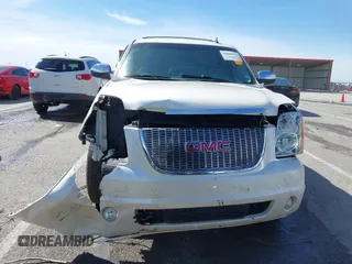 2008 GMC Yukon SLT w/4SB with VIN 1GKFK13078R209074, listed as a IAAI auction lot 41869070 with 180,950 mi miles. Bid and sale history available at carsss.com. Image 12.