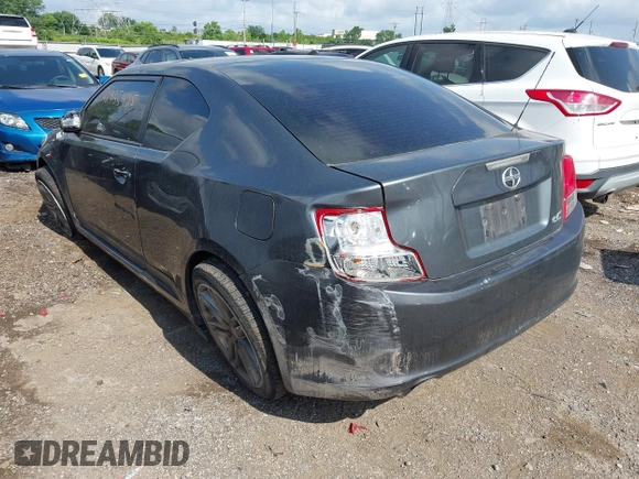 2011 Scion tC z VIN JTKJF5C74B3008878, wystawiony jako IAAI lot #42435425 z przebiegiem 152 737 mil mil oraz . Historia ofert i sprzedaży dostępna na DreamBid. Obrazek 3.