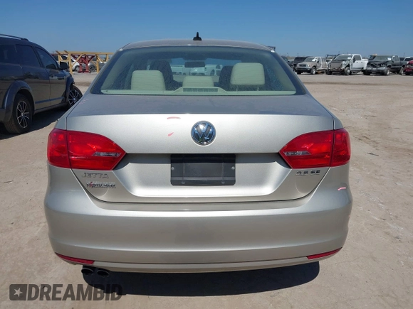 2013 Volkswagen Jetta SE z VIN 3VWDX7AJ4DM236406, wystawiony jako IAAI lot #41785884 z przebiegiem 136 762 mil mil oraz . Historia ofert i sprzedaży dostępna na DreamBid. Obrazek 16.
