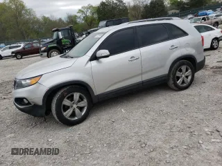 2013 Kia Sorento EX z VIN 5XYKU3A68DG398463, wystawiony jako Copart lot #53977995 z przebiegiem 128 937 mil mil oraz Czysty tytuł • Clean title. Historia ofert i sprzedaży dostępna na DreamBid. Obrazek 1.