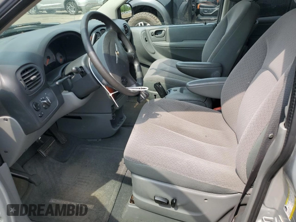 2007 Chrysler Town & Country LX z VIN 2A4GP44RX7R235204, wystawiony jako Copart lot #60727205 z przebiegiem 102 970 mil mil oraz Czysty tytuł • Clean title. Historia ofert i sprzedaży dostępna na DreamBid. Obrazek 7.