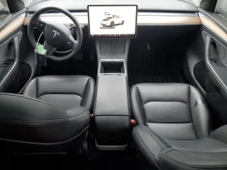 2023 Tesla Model Y Long Range z VIN 7SAYGDEE7PA102174, wystawiony jako Copart lot #49904435 z przebiegiem 144 702 mil mil oraz Szkoda całkowita • Salvage title. Historia ofert i sprzedaży dostępna na DreamBid. Obrazek 8.