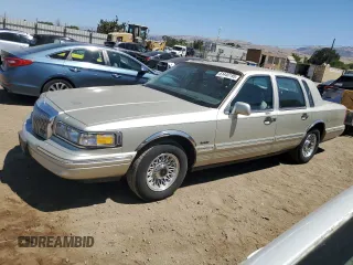 1997 Lincoln Town Car Executive z VIN 1LNLM81W8VY734974, wystawiony jako Copart lot #61440195 z przebiegiem 94 982 mil mil oraz Czysty tytuł • Clean title. Historia ofert i sprzedaży dostępna na DreamBid. Obrazek 1.