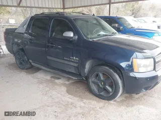 2011 Chevrolet Avalanche LT with VIN 3GNMCFE06BG133808, listed as a IAAI auction lot 41605369 with 304,317 mi miles. Bid and sale history available at carsss.com. Image 1.