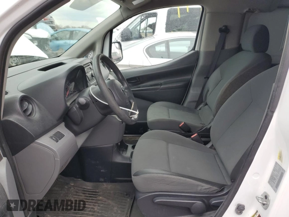 2015 Nissan NV200 S z VIN 3N6CM0KN9FK711799, wystawiony jako Copart lot #53645765 z przebiegiem 105 226 mil mil oraz Szkoda całkowita • Salvage title. Historia ofert i sprzedaży dostępna na DreamBid. Obrazek 7.