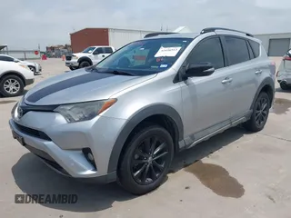 2018 Toyota RAV4 XLE z VIN 2T3RFREV6JW818232, wystawiony jako IAAI lot #42438512 z przebiegiem 97 882 mil mil oraz . Historia ofert i sprzedaży dostępna na DreamBid. Obrazek 2.