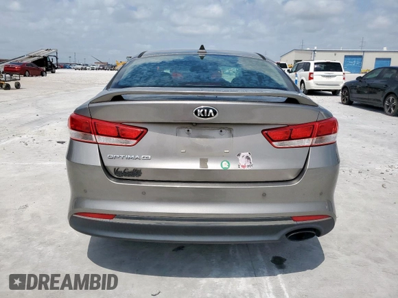 2016 Kia Optima LX z VIN 5XXGT4L34GG032381, wystawiony jako Copart lot #61913695 z przebiegiem 87 348 mil mil oraz Czysty tytuł • Clean title. Historia ofert i sprzedaży dostępna na DreamBid. Obrazek 6.