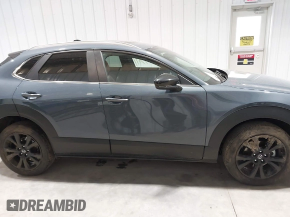2025 Mazda CX-30 S Carbon Edition z VIN 3MVDMBCM7SM783008, wystawiony jako IAAI lot #42033197 z przebiegiem 5 047 mil mil oraz . Historia ofert i sprzedaży dostępna na DreamBid. Obrazek 13.