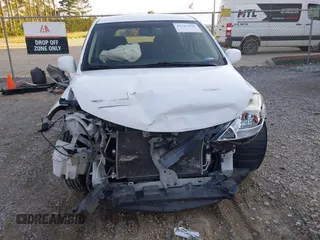 2009 Nissan Versa S z VIN 3N1BC13E69L401312, wystawiony jako IAAI lot #42317938 z przebiegiem 86 095 mil mil oraz . Historia ofert i sprzedaży dostępna na DreamBid. Obrazek 6.