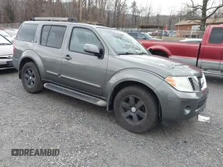 2008 Nissan Pathfinder S z VIN 5N1AR18B48C650137, wystawiony jako IAAI lot #41467663 z przebiegiem 300 846 mil mil oraz . Historia ofert i sprzedaży dostępna na DreamBid. Obrazek 1.
