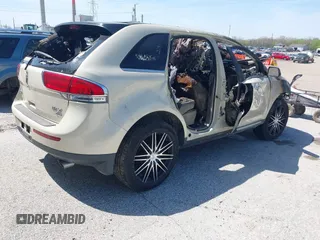 2014 Lincoln MKX z VIN 2LMDJ8JK5EBL13869, wystawiony jako IAAI lot #42092908 z przebiegiem 137 596 mil mil oraz . Historia ofert i sprzedaży dostępna na DreamBid. Obrazek 4.