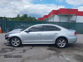 2013 Volkswagen Passat SE z VIN 1VWBP7A38DC123553, wystawiony jako IAAI lot #42341621 z przebiegiem 178 504 mil mil oraz . Historia ofert i sprzedaży dostępna na DreamBid. Obrazek 15.
