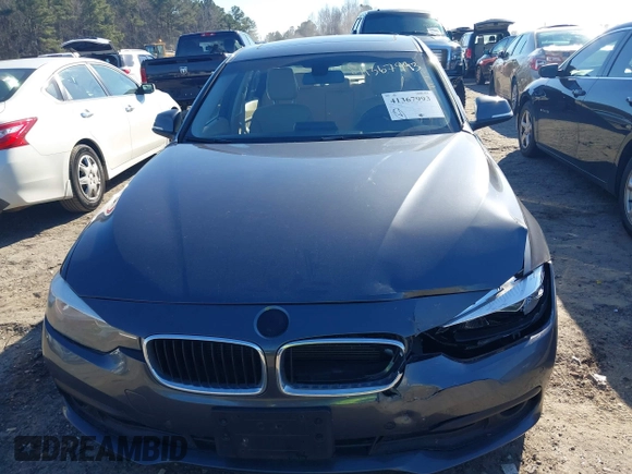2016 BMW 3 Series 320i xDrive z VIN WBA8A3C54GK688539, wystawiony jako IAAI lot #41367993 z przebiegiem 56 419 mil mil oraz . Historia ofert i sprzedaży dostępna na DreamBid. Obrazek 13.