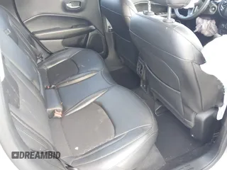 2020 Jeep Compass Altitude z VIN 3C4NJCBB6LT235321, wystawiony jako IAAI lot #42497160 z przebiegiem 25 615 mil mil oraz . Historia ofert i sprzedaży dostępna na DreamBid. Obrazek 8.