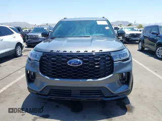 2025 Ford Explorer ST-Line z VIN 1FMUK7KH6SGA94253, wystawiony jako IAAI lot #42477118 z przebiegiem 4 828 mil mil oraz . Historia ofert i sprzedaży dostępna na DreamBid. Obrazek 13.