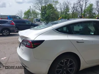 2020 Tesla Model 3 Long Range z VIN 5YJ3E1EB0LF712545, wystawiony jako IAAI lot #42198461 z przebiegiem 22 322 mil mil oraz . Historia ofert i sprzedaży dostępna na DreamBid. Obrazek 21.