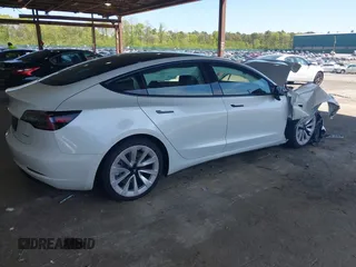 2022 Tesla Model 3 Long Range z VIN 5YJ3E1EB1NF192570, wystawiony jako IAAI lot #42230750 z przebiegiem 63 462 mil mil oraz . Historia ofert i sprzedaży dostępna na DreamBid. Obrazek 4.
