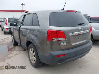 2012 Kia Sorento LX z VIN 5XYKT3A17CG295038, wystawiony jako IAAI lot #42294463 z przebiegiem 185 089 mil mil oraz . Historia ofert i sprzedaży dostępna na DreamBid. Obrazek 3.