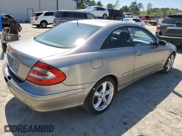 2005 Mercedes-Benz CLK 320 z VIN WDBTJ65J95F129288, wystawiony jako Copart lot #52433525 z przebiegiem 133 344 mil mil oraz Szkoda całkowita • Salvage title. Historia ofert i sprzedaży dostępna na DreamBid. Obrazek 3.