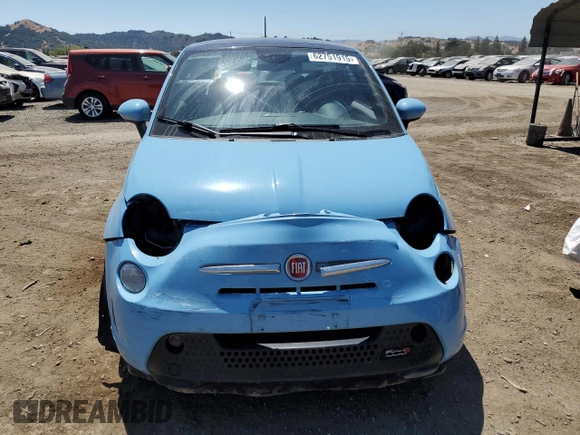 2015 FIAT 500e с VIN 3C3CFFGE2FT685425, выставлен на аукционе Copart как лот 62751915 с пробегом 48 372 миль миль и Списание • Salvage title. История ставок и продаж доступна на DreamBid. Изображение 5.