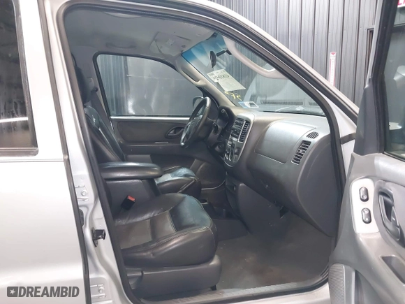 2004 Ford Escape XLT with VIN 1FMYU03164KA95424, listed as a IAAI auction lot 41810929 with 229,539 mi miles. Bid and sale history available at carsss.com. Image 5.