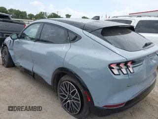 2024 Ford Mustang Mach-E Premium z VIN 3FMTK3SUXRMA04393, wystawiony jako IAAI lot #42421332 z przebiegiem 29 556 mil mil oraz . Historia ofert i sprzedaży dostępna na DreamBid. Obrazek 3.