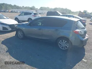 2012 Mazda 3 i Grand Touring z VIN JM1BL1M86C1635552, wystawiony jako IAAI lot #42589476 z przebiegiem 73 731 mil mil oraz . Historia ofert i sprzedaży dostępna na DreamBid. Obrazek 3.