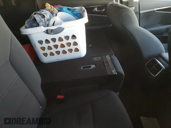 2019 Kia Sorento L z VIN 5XYPG4A35KG478504, wystawiony jako Copart lot #81063734 z przebiegiem Nie podano mil oraz Nie do naprawy • Non repairable. Historia ofert i sprzedaży dostępna na DreamBid. Obrazek 11.
