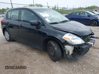 2009 Nissan Versa S z VIN 3N1BC13E79L481641, wystawiony jako IAAI lot #42389169 z przebiegiem 251 615 mil mil oraz . Historia ofert i sprzedaży dostępna na DreamBid. Obrazek 1.
