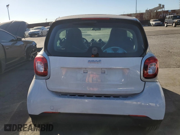 2016 Smart fortwo Passion z VIN WMEFJ5DAXGK125319, wystawiony jako Copart lot #87961455 z przebiegiem 37 246 mil mil oraz Szkody całkowita. Historia ofert i sprzedaży dostępna na DreamBid. Obrazek 6.