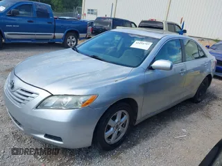 2007 Toyota Camry CE z VIN 4T1BE46K47U586629, wystawiony jako IAAI lot #42434797 z przebiegiem 261 964 mil mil oraz . Historia ofert i sprzedaży dostępna na DreamBid. Obrazek 2.