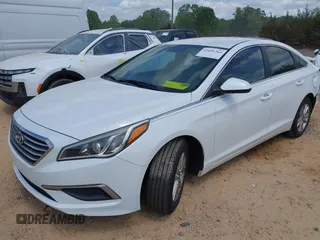 2017 Hyundai Sonata 2.4L z VIN 5NPE24AF3HH585942, wystawiony jako IAAI lot #42091264 z przebiegiem 70 979 mil mil oraz . Historia ofert i sprzedaży dostępna na DreamBid. Obrazek 2.