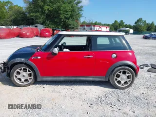 2006 MINI Hardtop S с VIN WMWRE33586TN27239, выставлен на аукционе IAAI как лот 42775957 с пробегом 165 133 миль миль и . История ставок и продаж доступна на DreamBid. Изображение 15.