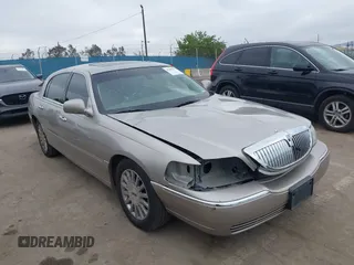 2003 Lincoln Town Car Signature z VIN 1LNHM82W03Y610148, wystawiony jako IAAI lot #42206273 z przebiegiem 18 460 mil mil oraz . Historia ofert i sprzedaży dostępna na DreamBid. Obrazek 1.