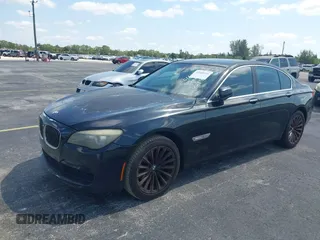 2012 BMW 7 Series 740i z VIN WBAKA4C50CDS99293, wystawiony jako IAAI lot #42208510 z przebiegiem 127 631 mil mil oraz . Historia ofert i sprzedaży dostępna na DreamBid. Obrazek 2.