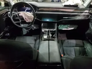 2024 Audi A8 z VIN WAULDAF88RN011314, wystawiony jako Copart lot #44944685 z przebiegiem 5 063 mil mil oraz Szkoda całkowita • Salvage title. Historia ofert i sprzedaży dostępna na DreamBid. Obrazek 8.
