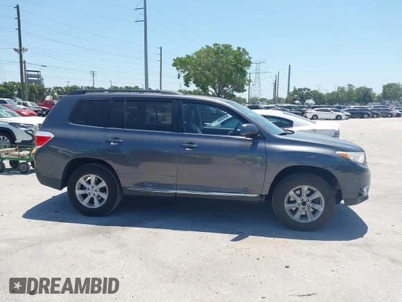 2013 Toyota Highlander z VIN 5TDZK3EH5DS124401, wystawiony jako IAAI lot #42133758 z przebiegiem 131 405 mil mil oraz . Historia ofert i sprzedaży dostępna na DreamBid. Obrazek 13.