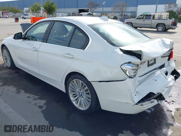2015 BMW 3 Series 328i xDrive z VIN WBA3B3C59FJ983793, wystawiony jako IAAI lot #41667510 z przebiegiem 113 429 mil mil oraz . Historia ofert i sprzedaży dostępna na DreamBid. Obrazek 3.