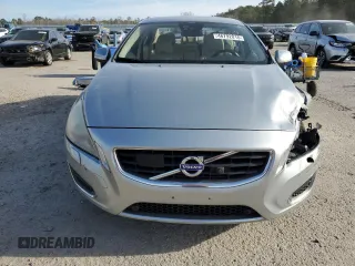 2013 Volvo S60 T5 Premier z VIN YV1612FS2D2189380, wystawiony jako Copart lot #46792015 z przebiegiem 116 782 mil mil oraz Szkody całkowita. Historia ofert i sprzedaży dostępna na DreamBid. Obrazek 5.