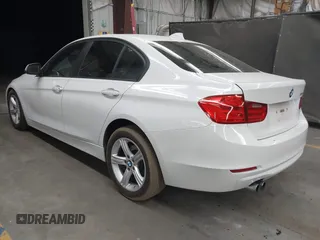2013 BMW 3 Series 328i z VIN WBA3A5G5XDNP25779, wystawiony jako IAAI lot #42677403 z przebiegiem 93 020 mil mil oraz . Historia ofert i sprzedaży dostępna na DreamBid. Obrazek 3.
