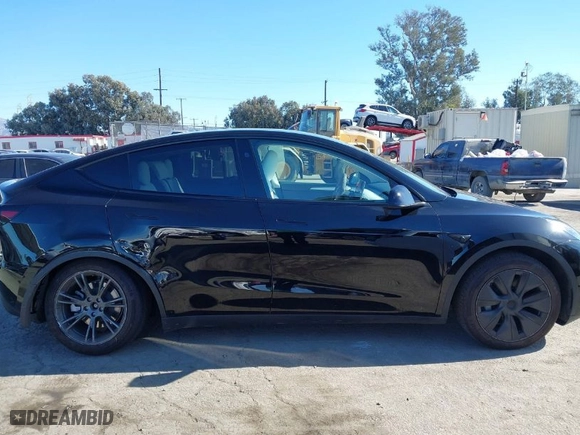 2024 Tesla Model Y with VIN 7SAYGDED6RF152657, listed as a IAAI auction lot 41265862 with NaN miles. Bid and sale history available at carsss.com. Image 13.