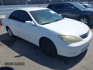 2005 Toyota Camry STD z VIN 4T1BE32K65U609146, wystawiony jako IAAI lot #41933191 z przebiegiem 243 946 mil mil oraz . Historia ofert i sprzedaży dostępna na DreamBid. Obrazek 1.