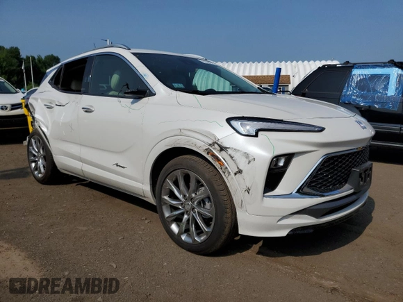 2024 Buick Encore GX Avenir с VIN KL4AMFSL6RB024768, выставлен на аукционе Copart как лот 61689245 с пробегом 5 198 миль миль и Списание • Salvage title. История ставок и продаж доступна на DreamBid. Изображение 4.