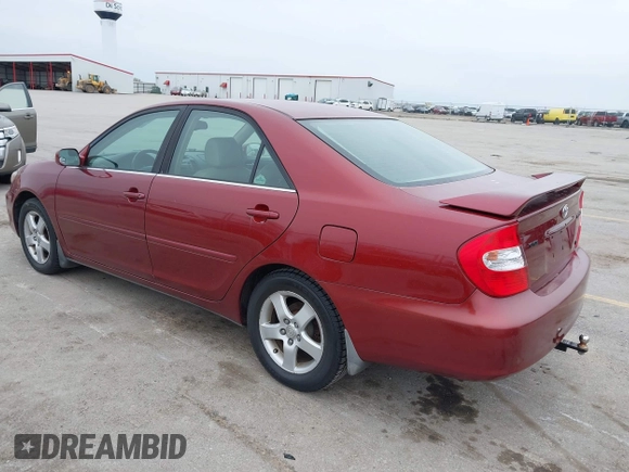2003 Toyota Camry LE z VIN 4T1BF32K83U056252, wystawiony jako IAAI lot #41944815 z przebiegiem 324 105 mil mil oraz . Historia ofert i sprzedaży dostępna na DreamBid. Obrazek 3.