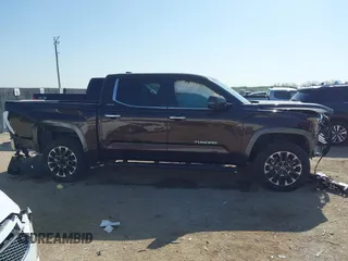 2024 Toyota Tundra Limited z VIN 5TFJA5DB9RX156634, wystawiony jako IAAI lot #41999055 z przebiegiem 29 692 mil mil oraz . Historia ofert i sprzedaży dostępna na DreamBid. Obrazek 13.