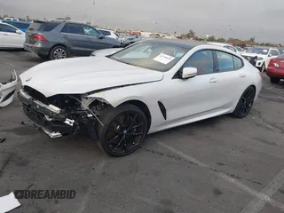 2023 BMW 8 Series 840i z VIN WBAGV2C02PCL77961, wystawiony jako IAAI lot #41156644 z przebiegiem 7059 mil mil oraz . Historia ofert i sprzedaży dostępna na DreamBid. Obrazek 2.