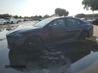 2025 Toyota Camry LE z VIN 4T1DAACK2SU574298, wystawiony jako Copart lot #56280145 z przebiegiem 8 969 mil mil oraz Szkoda całkowita • Salvage title. Historia ofert i sprzedaży dostępna na DreamBid. Obrazek 1.