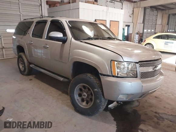 2007 Chevrolet Suburban LTZ z VIN 3GNFC16057G264519, wystawiony jako IAAI lot #41641397 z przebiegiem 235 431 mil mil oraz . Historia ofert i sprzedaży dostępna na DreamBid. Obrazek 1.